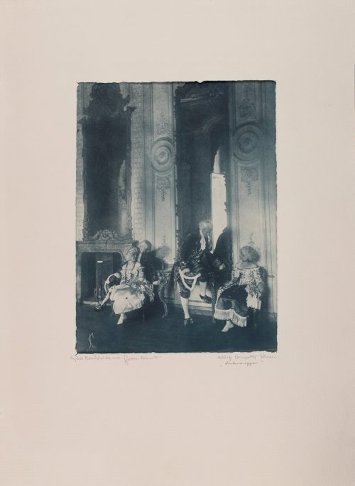 Jakob Groos-Benrath (Fotokünstler*in), „Intermezzo“ aus der Mappe Öldrucke Schloss-Spiele, 1925