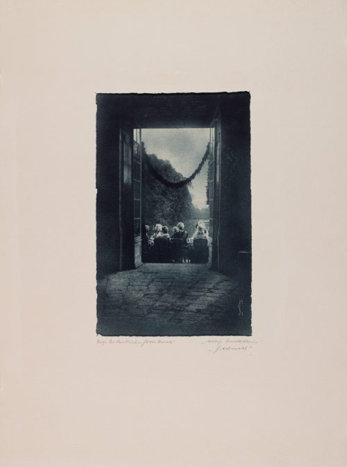 Jakob Groos-Benrath (Fotokünstler*in), „Gastmahl“ aus der Mappe Öldrucke Schloss-Spiele, 1925