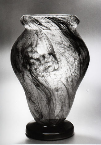 Marmorierte Vase mit dunklem Fuß