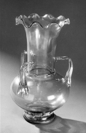 Vase mit drei Henkeln