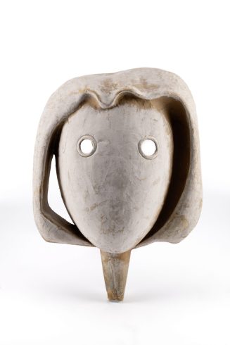 Maske, die mit der Hand vor das Gesicht gehalten wird