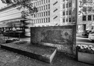 Gedenkstein für die im Novemberpogrom 1938 zerstörte Synagoge an der Kasernenstraße.