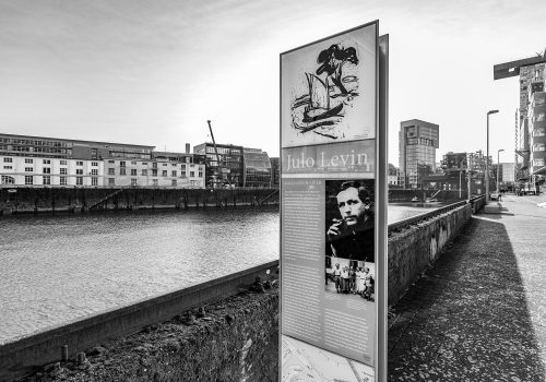 Thomas Stelzmann (Fotograf*in), Gedenktafel für Julo Levin., 2024
