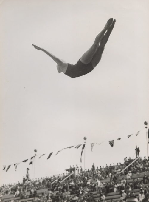 Press Photo / Berlin (Künstler*in), Amerikanischer Doppelsieg im Turmspringen der Frauen. Poynton-Hill - USA springt! (Olympische Sommerspiele 1936), 1936