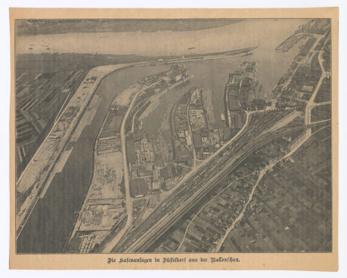 Unbekannt (Fotograf*in), Die Hafenanlage in Düsseldorf aus der Ballonschau., 1912