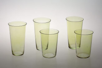 Gelbe Bier- und Wasserbecher