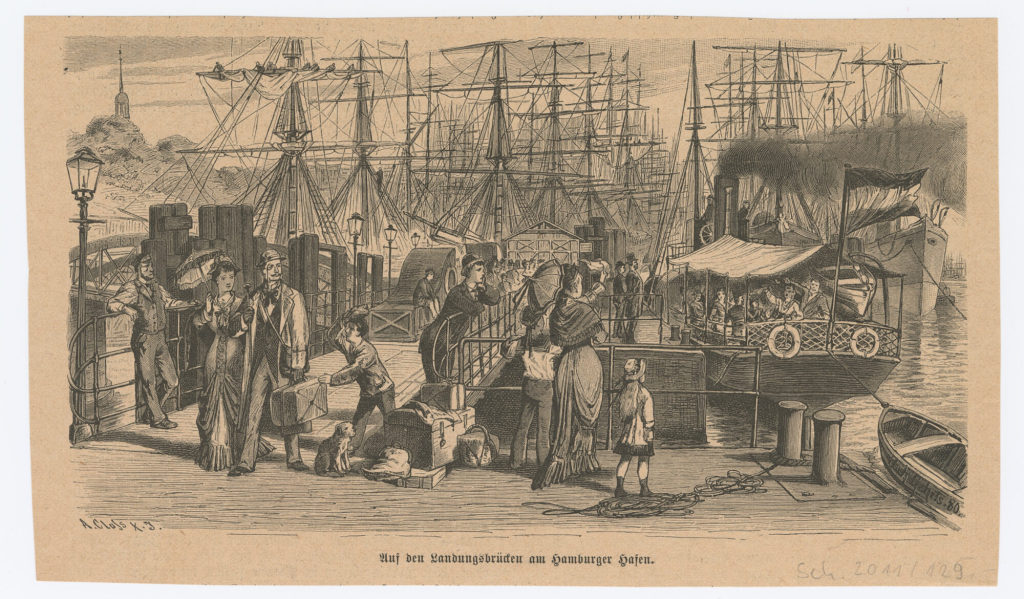 Auf den Landungsbrücken am Hamburger Hafen.