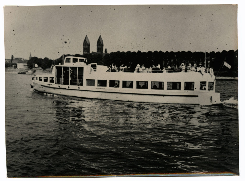 Rheinbahn Motorboot vor Kaiserswerth. "Kaiserpfalz"