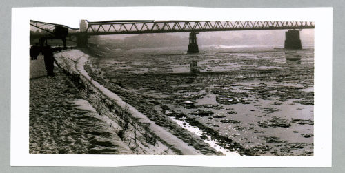 Unbekannt (Fotograf*in), Eisgang auf dem Rhein, (1963) 21. Jahrhundert
