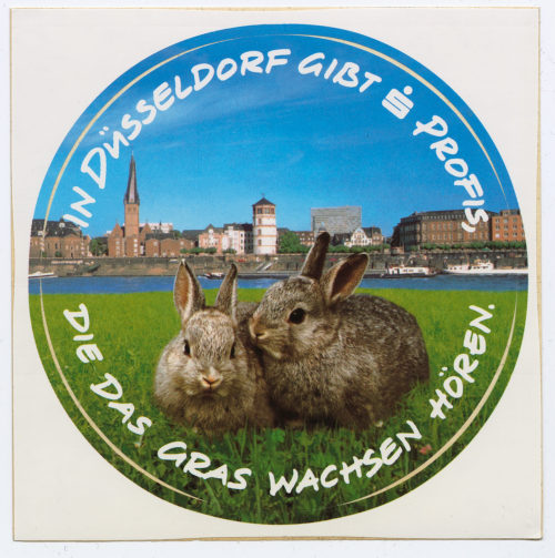Stadt-Sparkasse Düsseldorf (Beteiligte Institution), Aufkleber "IN DÜSSELDORF GIBT [S] PROFIS, DIE DAS GRAS WACHSEN HÖREN.", 20./21. Jahrhundert