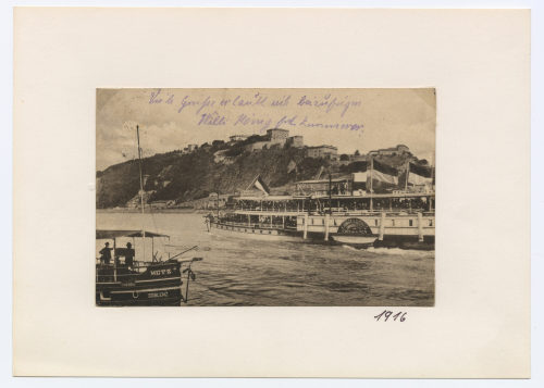 Unbekannt (Hersteller*in), Fotopostkarte Titelanfang: Viele Grüße erlaubt [...], 1916