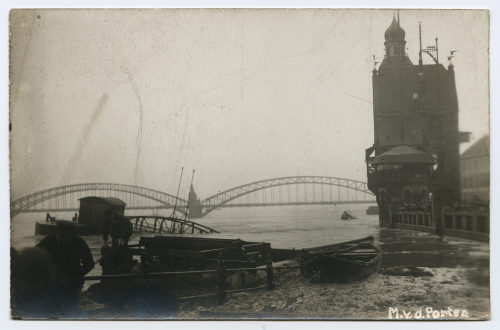 M. v.d. Porten (Fotograf*in), Überschwemmung, Oberkasseler Brücke, Ende des 19. Jahrhunderts/Mitte des 20. Jahrhunderts