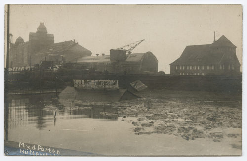 M. v.d. Porten (Fotograf*in), Überschwemmung, sinkendes J. u. C. Kloft Fuhrgeschäft, Ende des 19. Jahrhunderts/Mitte des 20. Jahrhunderts