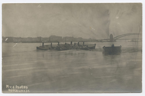 M. v.d. Porten (Fotograf*in), Überschwemmung, Fähre nach Oberkassel, Ende des 19. Jahrhunderts/Mitte des 20. Jahrhunderts