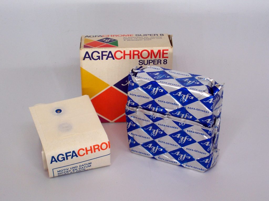 Agfachrome Super 8, Super-8-Farb-Film-Kassette für Außen- und Innenaufnahmen, Leverkusen, ca. 1 ...