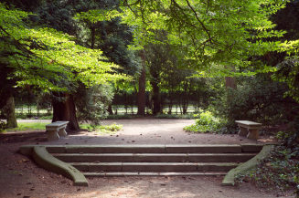 Treppe des usrprünglich barocken Bassins im Garten des Kurfürsten im Park von Schloss Benrath