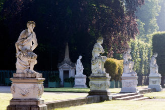 Gartenskulpturen an der Südterasse von Schloss Benrath