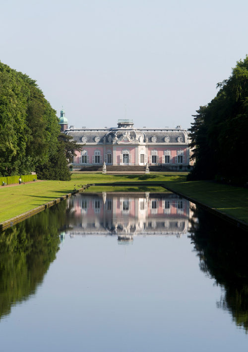 Florian Monheim (Fotokünstler*in), Blick über den Spiegelweiher nach Norden auf die Südfassade von Schloss Benrath, 2014