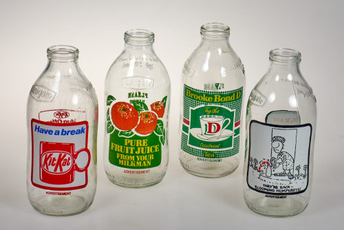 United Glass Ltd (Ausführung), Milchflaschen mit Werbeaufdrucken, ca. 1978–1980
