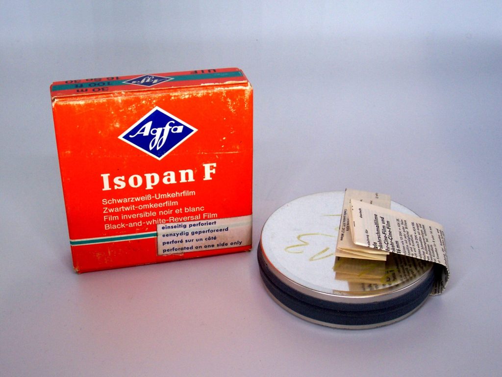 Agfa Isopan F, 16 mm-Schwarzweiß-Umkehrfilm für Außen- und Innenaufnahmen, Leverkusen, ca. 1970 ...