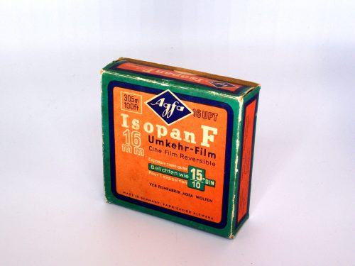 Agfa Isopan F, Verpackung eines 16 mm-Schwarzweiß-Umkehrfilms für Außen- und Innenaufnahmen, Wo ...