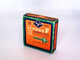 Agfa Isopan F, Verpackung eines 16 mm-Schwarzweiß-Umkehrfilms für Außen- und Innenaufnahmen, Wo ...