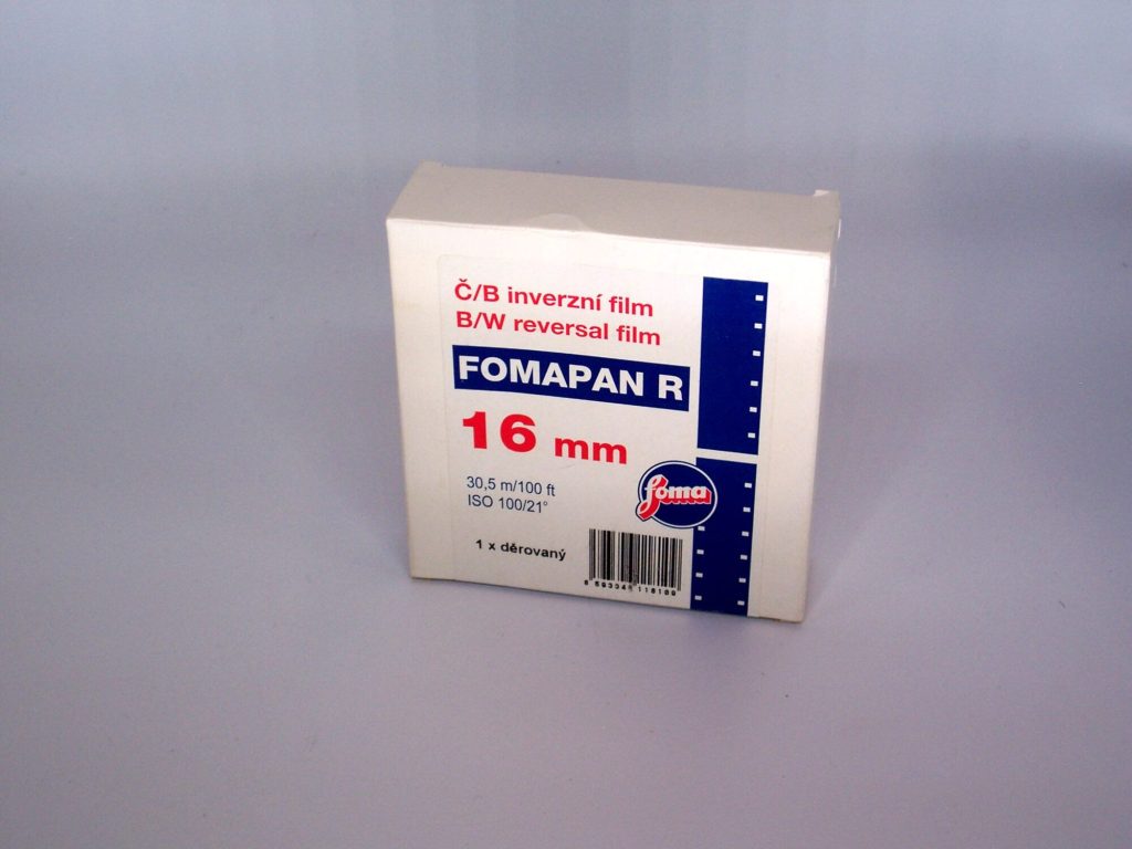 Fomapan R, Verpackung eines panchromatischen 16-mm-Schwarzweiß-Umkehr-Films für Außen- und Inne ...