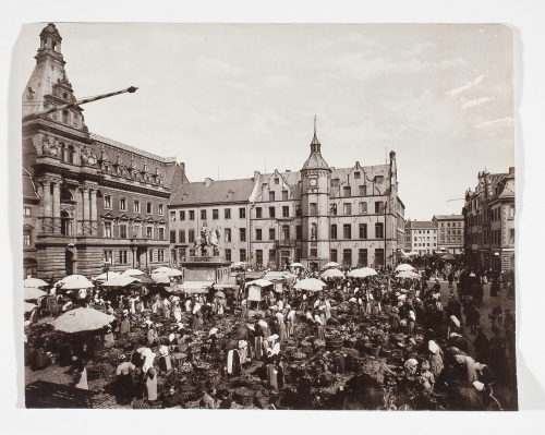 Unbekannt (Fotograf*in), Markttreiben vor dem Düsseldorfer Rathaus mit wilhelminischem Anbau, 1890er Jahre