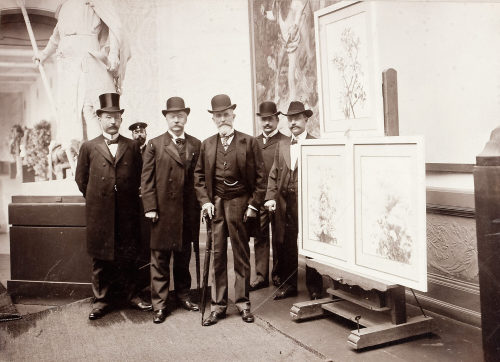 Josef Henne (Fotograf*in), Männerguppe, vermutlich in der Industrie-, Gewerbe- und Kunstausstellung Düsseldorf, 1902