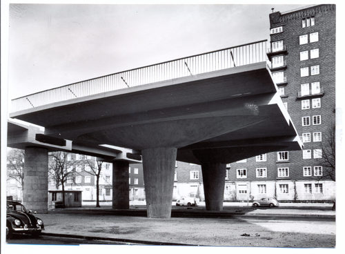 Ruth Lauterbach-Baehnisch (Fotograf*in), Düsseldorf, Theodor Heuss-Brücke im Bau, 1950er Jahre