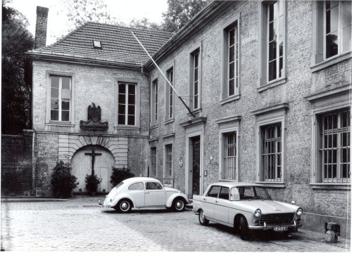 Unbekannt (Künstler*in), Palais Spee,Straßenfront Bäckerstraße 9,Düsseldorf, April 1965