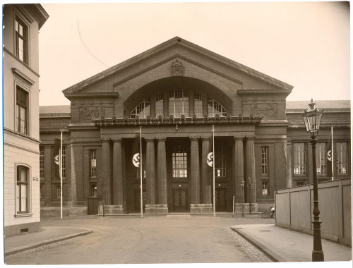 Julius Söhn (Fotograf*in), Maschinenhalle Düsseldorf mit Hakenkreuzbeflaggung, 1933 - 1945