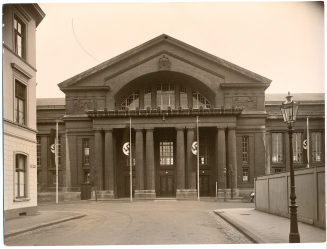 Maschinenhalle Düsseldorf mit Hakenkreuzbeflaggung