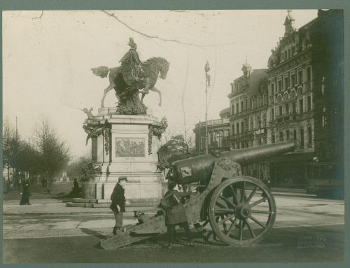 Julius Söhn (Fotograf*in), Kanonen am Kaiser-Wilhelm-Denkmal in Düsseldorf, um 1910