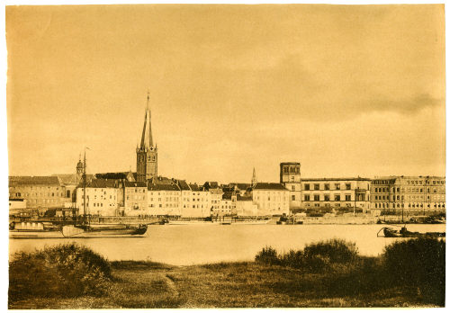 Unbekannt (Fotograf*in), Die Rheinfront in Düsseldorf von Oberkassel aus, um 1900