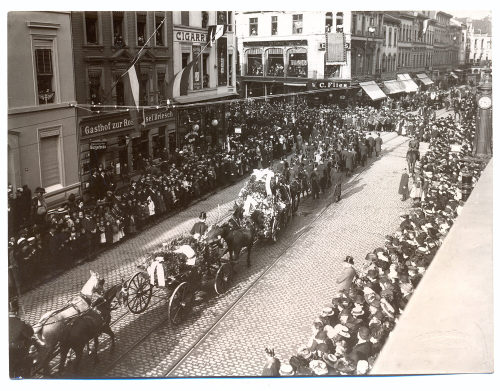 Julius Söhn (Fotograf*in), Trauerzug bei der Beerdigung von Professor Andreas Achenbach, Schadowstraße, Düsseldorf, 1910