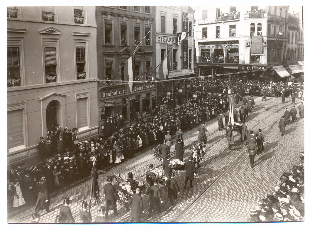 Trauerzug bei der Beerdigung von Professor Andreas Achenbach, Schadowstraße am Wehrhahn, Düsseldorf