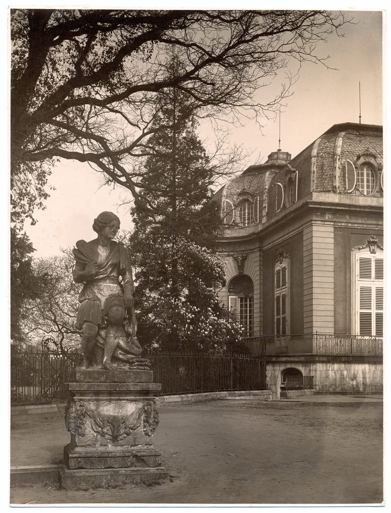 Benrath: Schloss, Gartenseite mit Skulptur