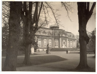 Das Schloss Benrath vom Park aus gesehen