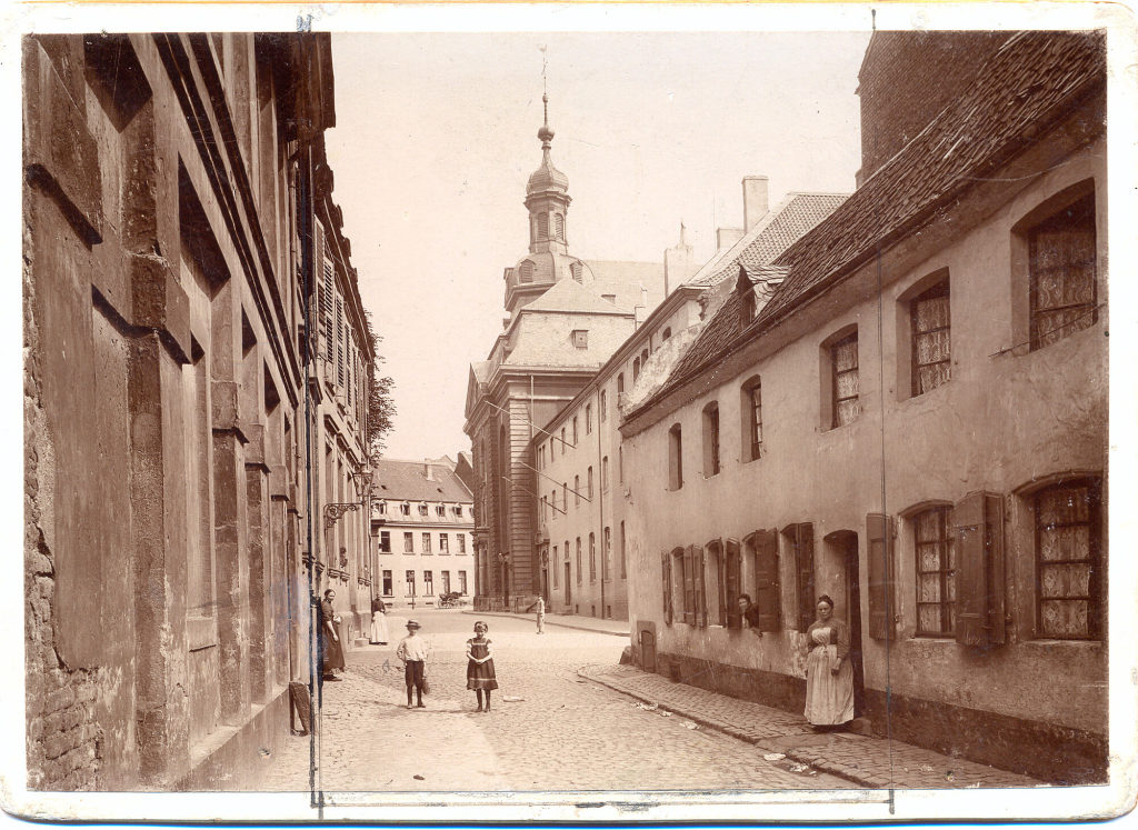 Blick in die Schulstraße mit der Kirche St.Maximilian, Düsseldorf