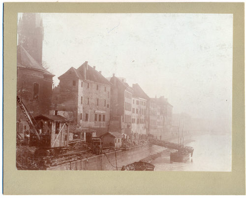 Unbekannt (Fotograf*in), Rheinansicht Krämer Straße, Rückansicht und Lambertuskirche, Düsseldorf, 2. Hälfte 19. Jahrhundert