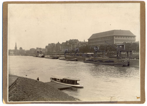 Unbekannt (Fotograf*in), Düsseldorfer Rheinufer mit Mannesmannhauptverwaltung von Peter Behrens, Anfang 20. Jahrhundert