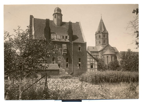 Julius Söhn (Fotograf*in), Düsseldorf-Gerresheim - Quadenhof und St. Margareta, ca. Anfang 20. Jahrhundert