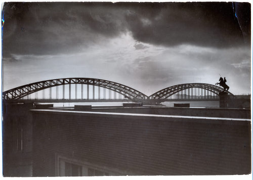 Ruth Lauterbach-Baehnisch (Fotograf*in), Die alte Oberkasseler Brücke mit dem Ulanendenkmal, 1930er Jahre?