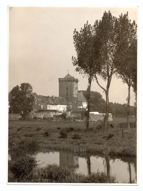 Julius Söhn (Fotograf*in), Zons, nicht datiert