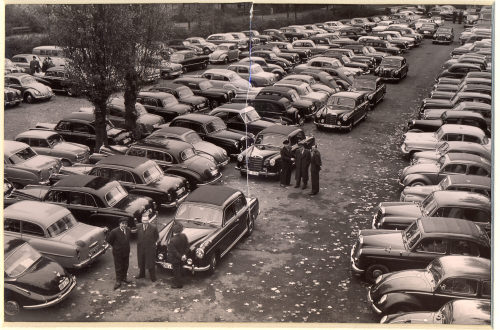 Ruth Lauterbach-Baehnisch (Fotograf*in), Blick aus dem Atelier der Künstlerin im Künstleratelierhaus auf der Sittarder Straße in Düsseldorf auf den Parkplatz, ca./ c. 1958