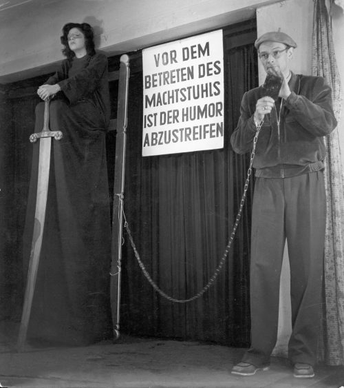 Ursula Knipping (Fotograf*in), Nicht Treffendes bitte streichen!, 14.7.1949