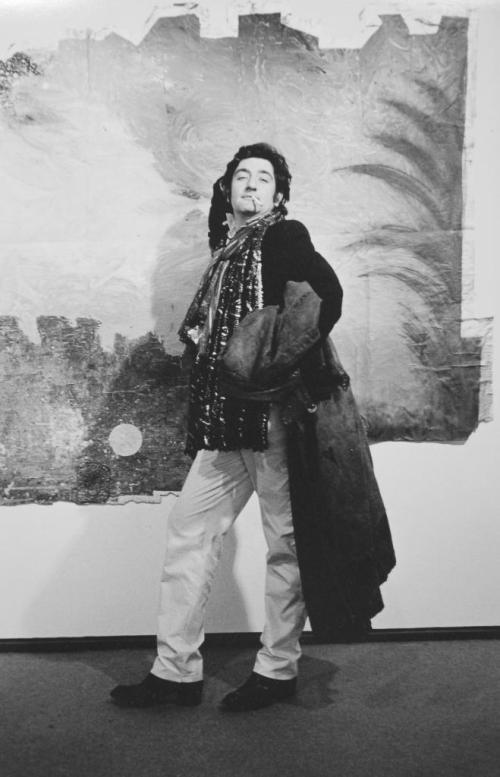 Benjamin Katz (Fotograf*in), Michael Buthe bei der Ausstellungseröffnung "Fünf in Köln" im Kölnischen Kunstverein, 1979