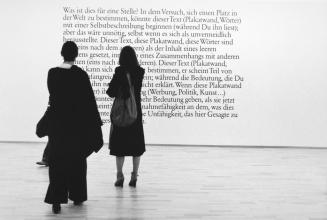 Installation "Text/ Kontext" von Joseph Kosuth in der Galerie Paul Maenz, Köln