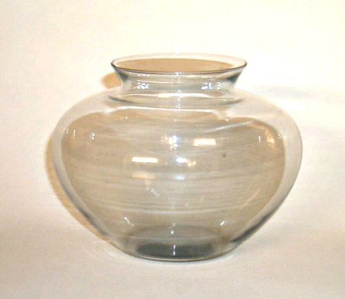 Wilhelm Wagenfeld (Entwurf), Rauchfarbene Vase, um 1935